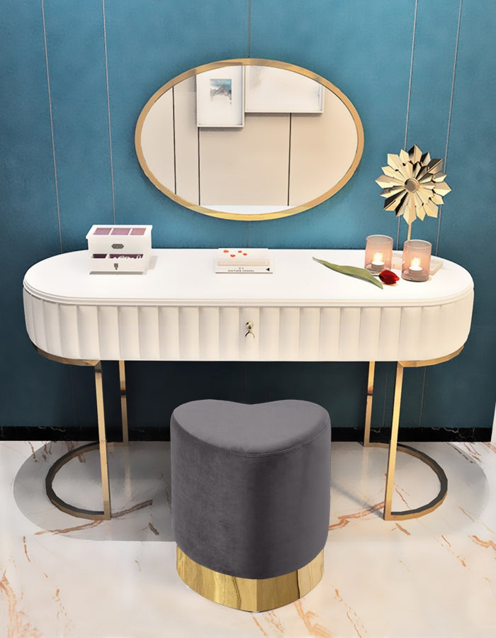 Taburete tapizado de terciopelo con forma de corazón