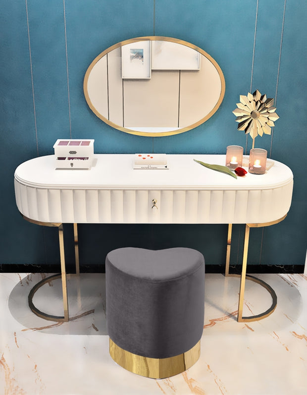 Taburete tapizado de terciopelo con forma de corazón