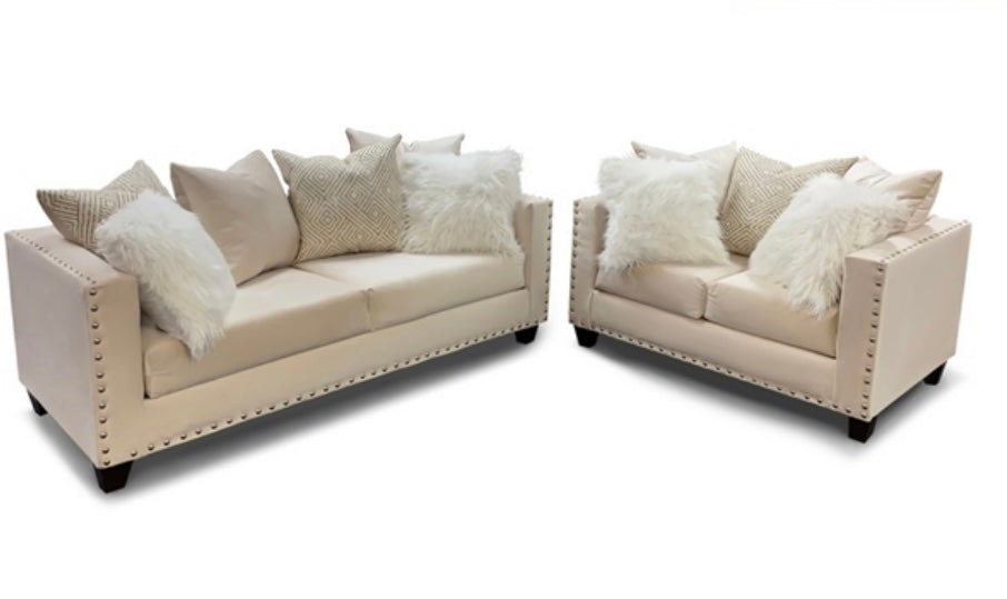 2022 Sofá color crema + Loveseat Nailheads